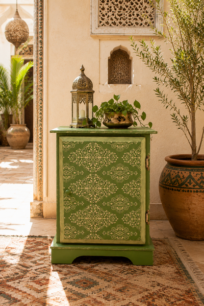 Armario auxiliar restaurado artesanalmente en verde oliva con decoración marroquí pintada a mano — Anaqa Design