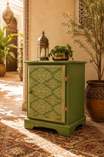 Mueble auxiliar de madera maciza restaurado, acabado verde oliva con estampado ornamental dorado pintado a mano — Anaqa Design