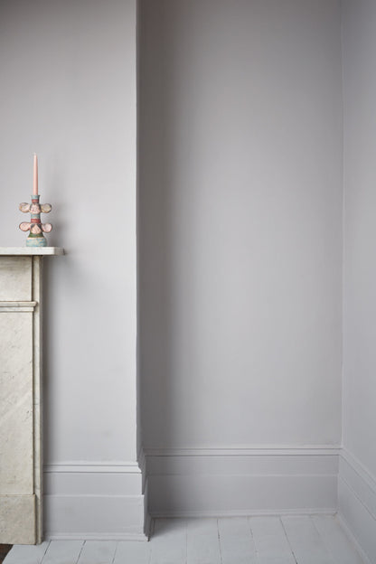 Pared pintada en Chicago Grey con Wall Paint de Annie Sloan