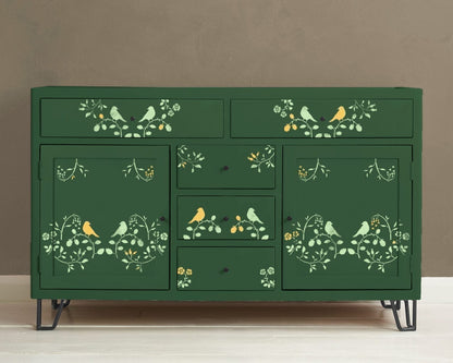 Mueble decorado con el stencil Countryside Bird Annie Sloan en los colores Amsterdam Green y Lem Lem