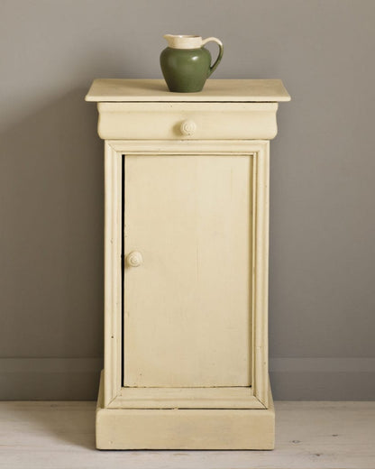 Mesita auxiliar de madera restaurada y pintada con Chalk Paint™ de Annie Sloan en el color Cream