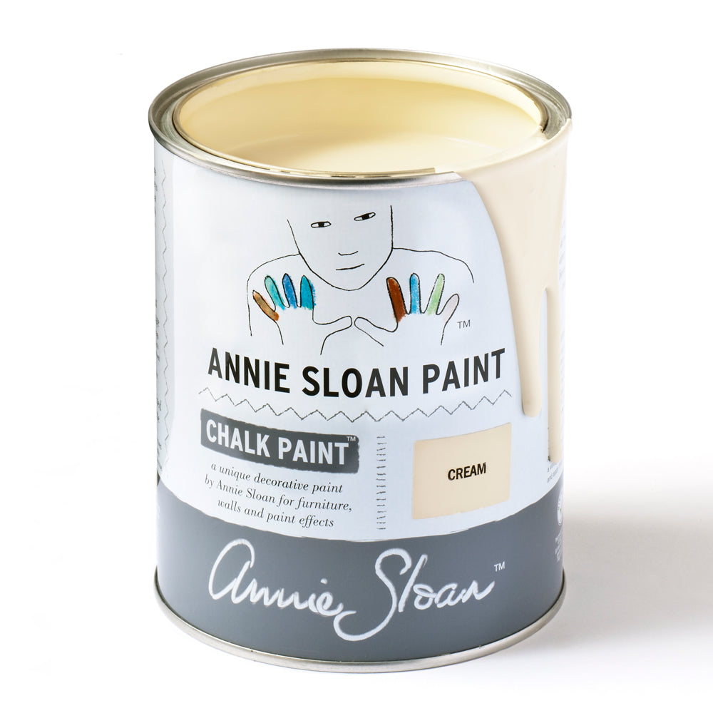 Bote de pintura Chalk Paint™ de Annie Sloan en el color Cream, un amarillo cremoso clásico inspirado en la carpintería antigua