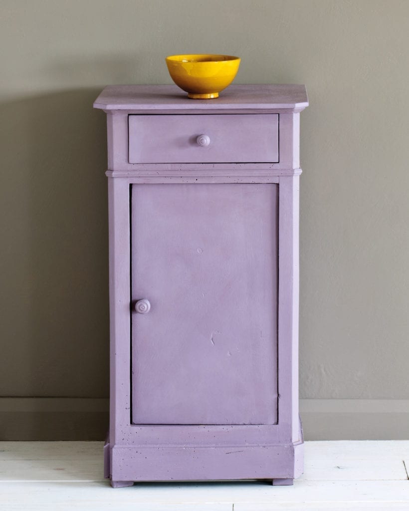 Mesita auxiliar de madera restaurada y pintada con Chalk Paint™ de Annie Sloan en el color Emile