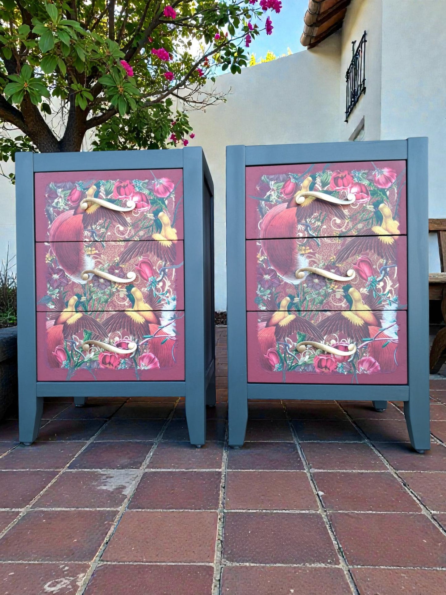 Detalle decoupage bohemio étnico hecho a mano en mesita de noche restaurada