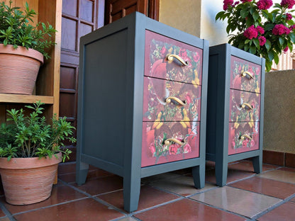 Pareja mesitas de noche bohemias con decoupage artesanal y tiradores de bronce dorado