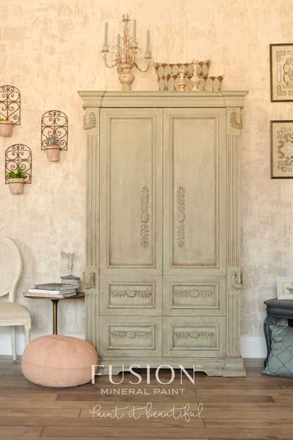 Detalle mueble restaurado con Fusion Mineral Paint Lichen gris verdoso natural