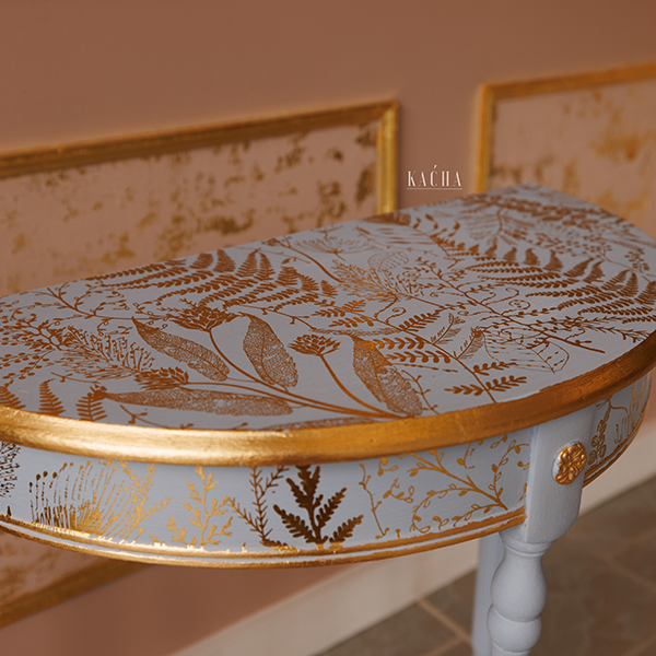 Transferencia Gold Foil Foliage Finesse Kacha en mesa consola gris azulado con canto dorado - helechos y follaje botánico dorado en tapa y lateral - Re-Design with Prima
