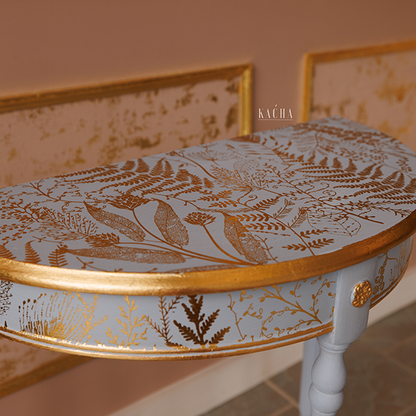 Transferencia Gold Foil Foliage Finesse Kacha en mesa consola gris azulado con canto dorado - helechos y follaje botánico dorado en tapa y lateral - Re-Design with Prima
