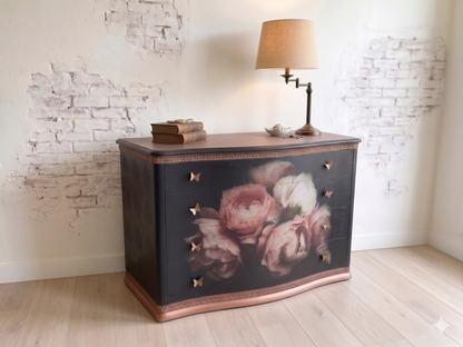 Pieza única de mueble restaurado estilo provenzal con rosas 3D y acabado artesanal 