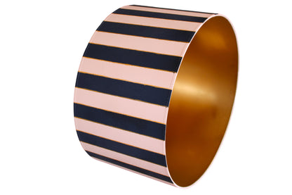 Pantalla de lámpara cilíndrica a rayas rosa y azul con interior dorado – vista general