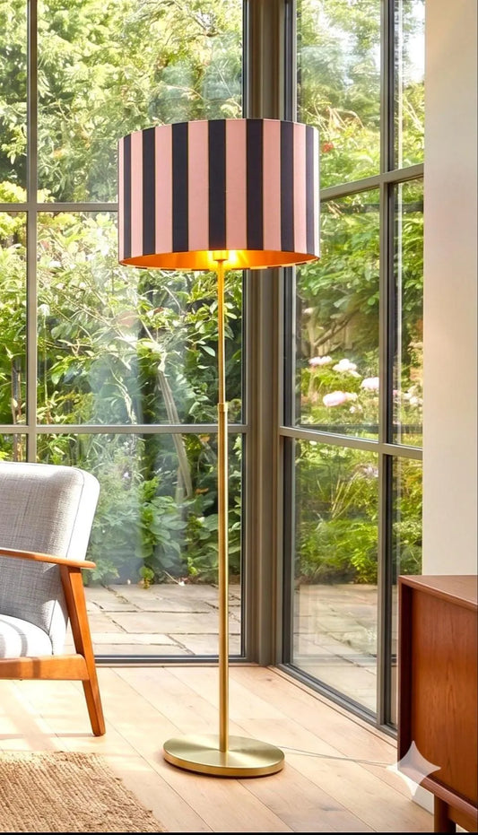 Imagen 1: Pantalla de lámpara cilíndrica pintada a mano en rosa, azul y dorado con interior dorado, en salón – Anaqa Design