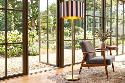Lámpara de pie con pantalla pintada a mano en rosa claro, azul oscuro y detalles dorados en salón moderno – Anaqa Design