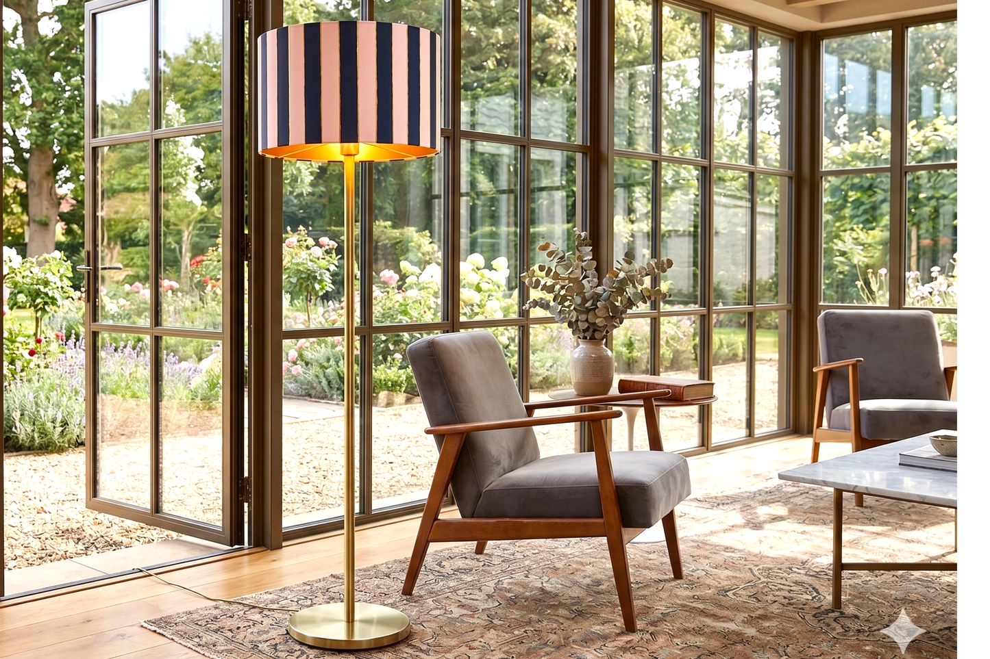 Pantalla de lámpara artesanal con interior dorado reflejando luz cálida, ambiente salón romántico – Anaqa Design