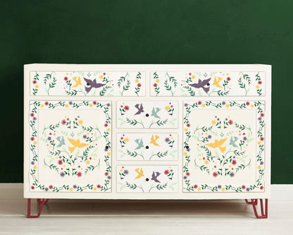 Mueble decorado con el stencil Mexican Birds Annie Sloan en el color Original y Amsterdam Green