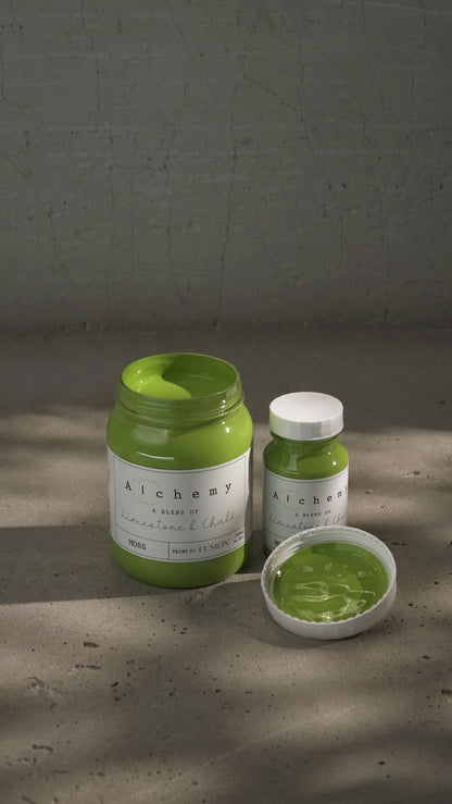 Botes Alchemy by Fusion Moss 500ml y 120ml con brocha sobre superficie de cemento, pintura a la tiza chartreuse verde amarillento vibrante