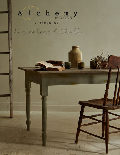 Mesa de escritorio vintage restaurada con Alchemy by Fusion Sage en verde salvia grisáceo, ambiente rústico con escalera de madera, libros y flores secas, pintura limestone y chalk