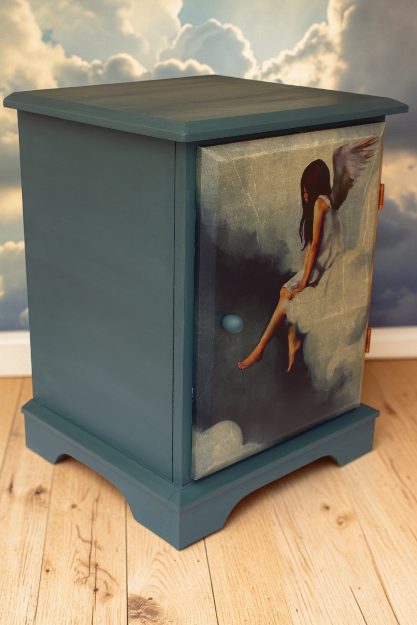 Detalle de la veta de madera de caoba africana con acabado Chalk Paint azul - Anaqa Design