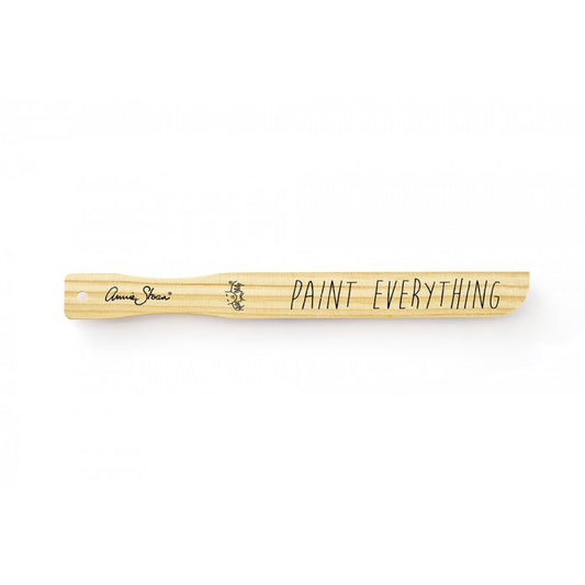 Palito de madera Annie Sloan Mixing Stick con logotipo, diseñado para mezclar y remover pintura.