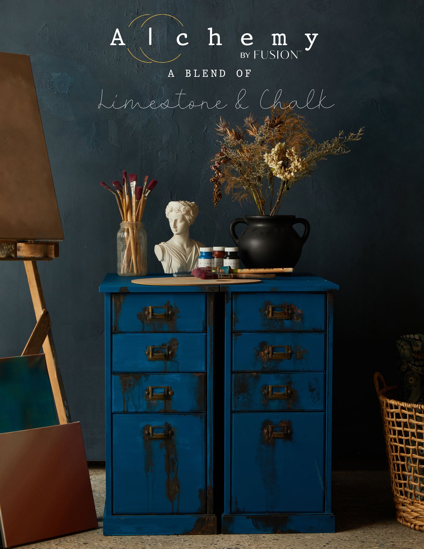 Cajonera vintage restaurada con Alchemy by Fusion Ocean en azul marino con efecto desgastado, decorada con busto clásico, pinceles y flores secas, pintura limestone y chalk