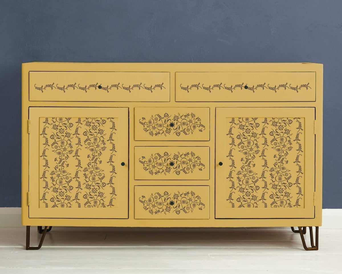 Mueble decorado con el stencil Paisley Floral Garland Annie Sloan en los colores Tilton y Old Violet