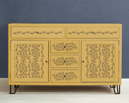 Mueble decorado con el stencil Paisley Floral Garland Annie Sloan en los colores Tilton y Old Violet