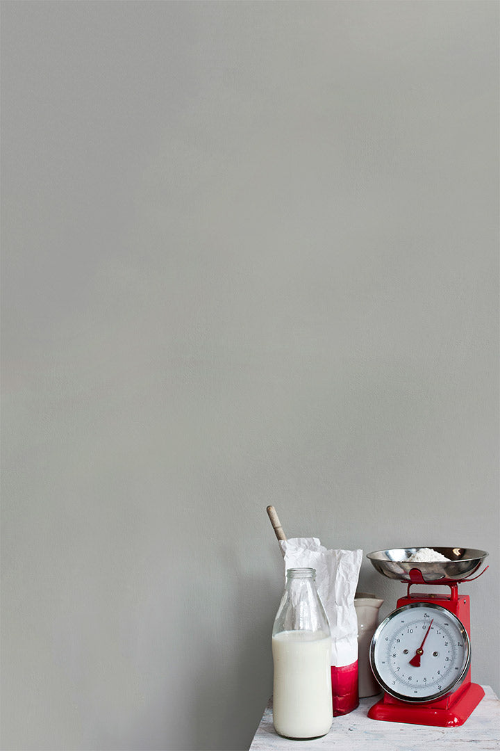 Mueble pequeño tipo lechera pintado en Paris Grey con Wall Paint de Annie Sloan