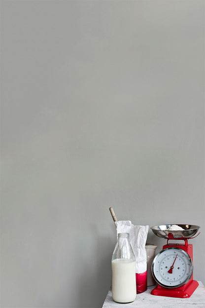 Mueble pequeño tipo lechera pintado en Paris Grey con Wall Paint de Annie Sloan