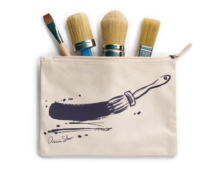 Bolsa organizadora de brochas Annie Sloan Organic Canvas con varias brochas en su interior.
