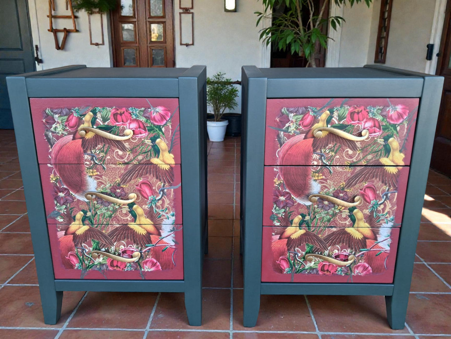 Tiradores de bronce dorado en mesita de noche bohemia con decoupage