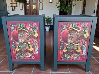 Tiradores de bronce dorado en mesita de noche bohemia con decoupage