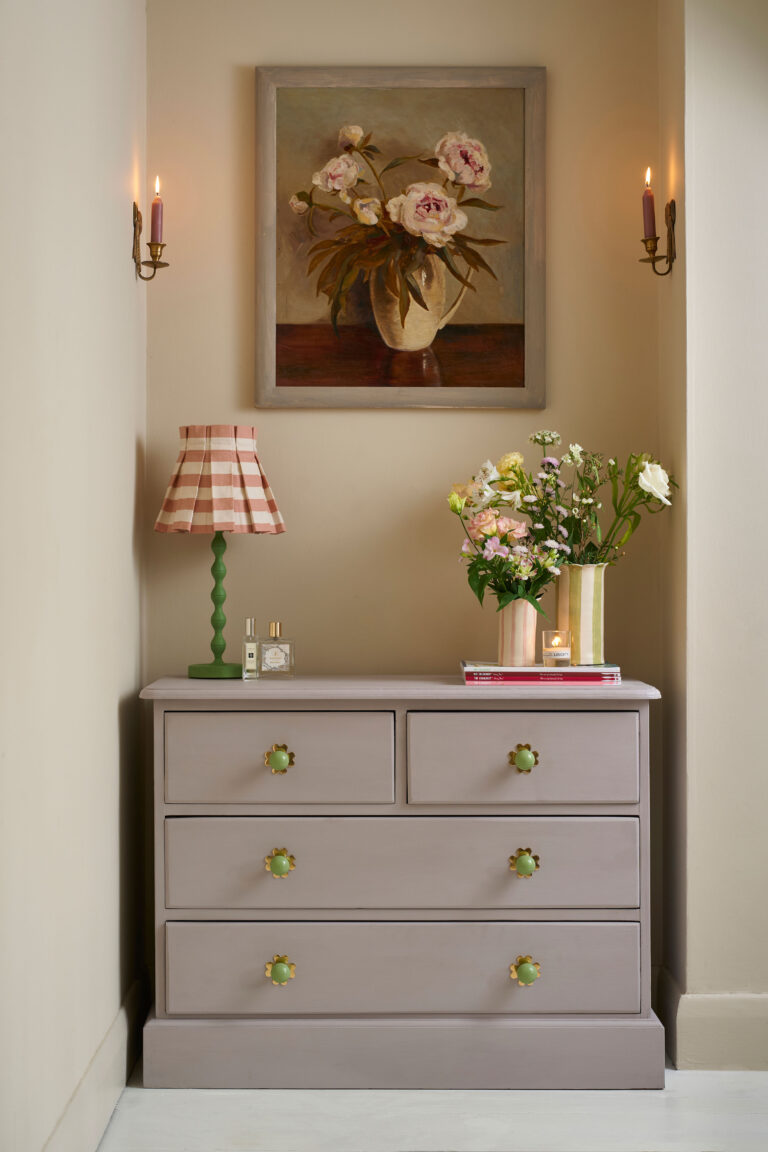 Cómoda pintada junto a la pared en tono Canvas, dormitorio decorado con Annie Sloan⠋

