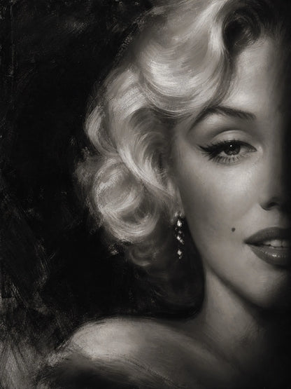 Diseño The Last Close Up de Mint by Michelle — retrato femenino glamuroso en blanco y negro estilo Hollywood, con ondas platino, pendiente de diamante y lunar, sobre fondo oscuro aterciopelado
