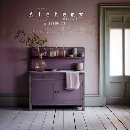 Aparador vintage restaurado con Alchemy by Fusion Thistle en malva profundo, ambiente romántico con pared a juego, botes de cristal, cuencos cerámicos y rama de eucalipto, pintura limestone y chalk