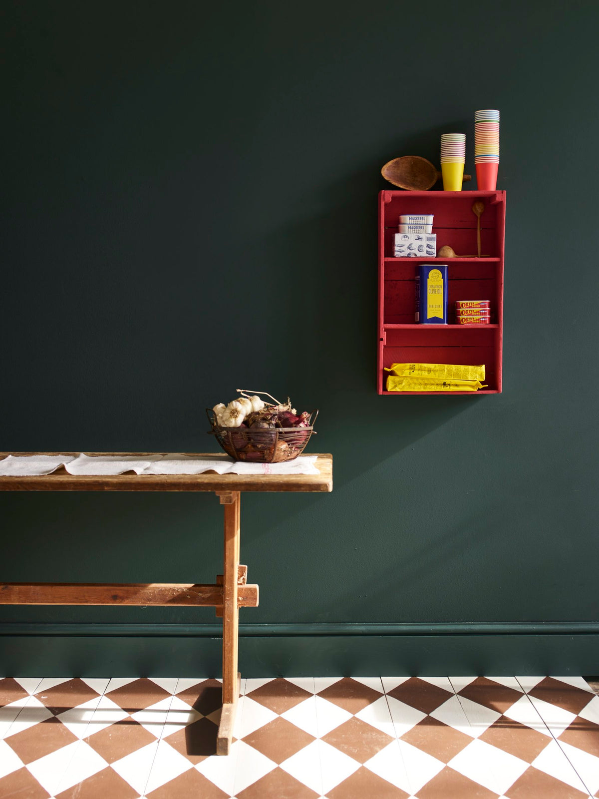 Cocina con paredes en Wall Paint Knightsbridge Green y muebles en Chalk Paint Emperor's Silk, Honfleur y Old White de Annie Sloan