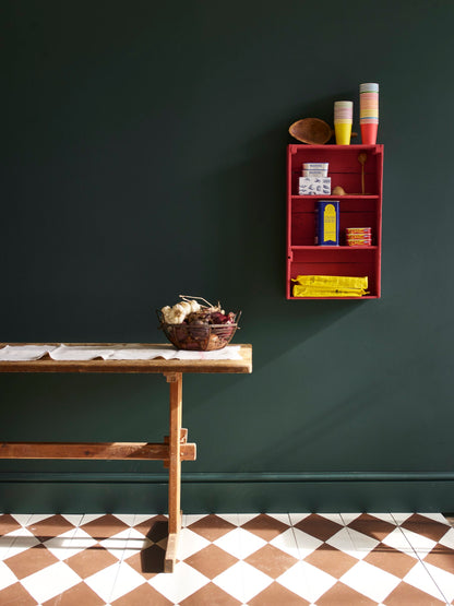Cocina con paredes en Wall Paint Knightsbridge Green y muebles en Chalk Paint Emperor's Silk, Honfleur y Old White de Annie Sloan