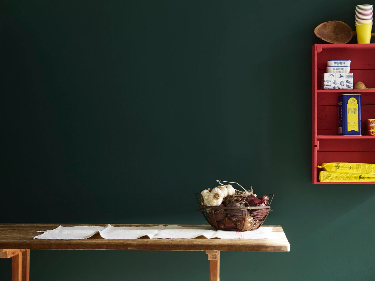Cocina con pared en Wall Paint Knightsbridge Green y muebles pintados en Chalk Paint Emperor's Silk de Annie Sloan