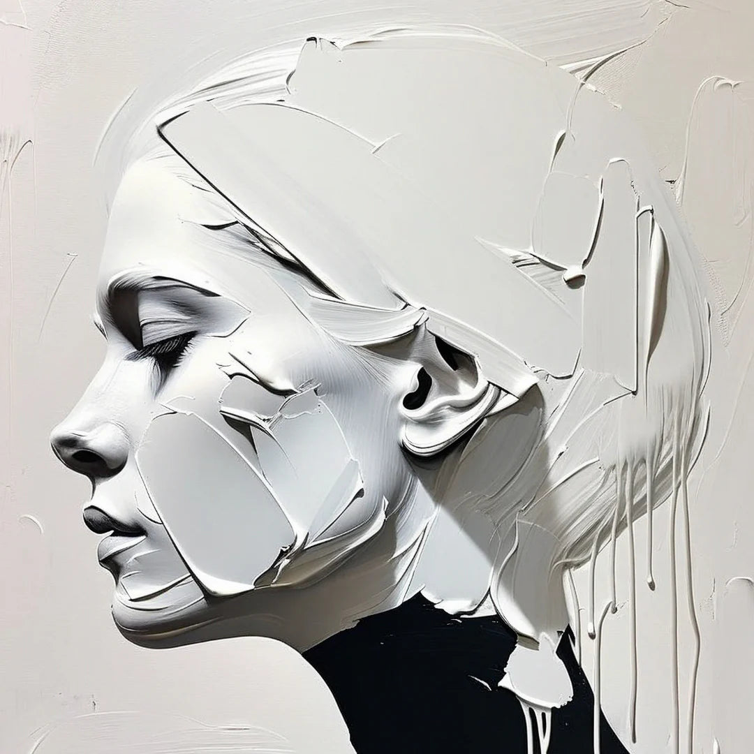 Diseño White Noise de Mint by Michelle — retrato femenino de perfil en blanco y negro con efecto escultórico tridimensional, pinceladas expresivas y goteos de pintura blanca sobre fondo neutro