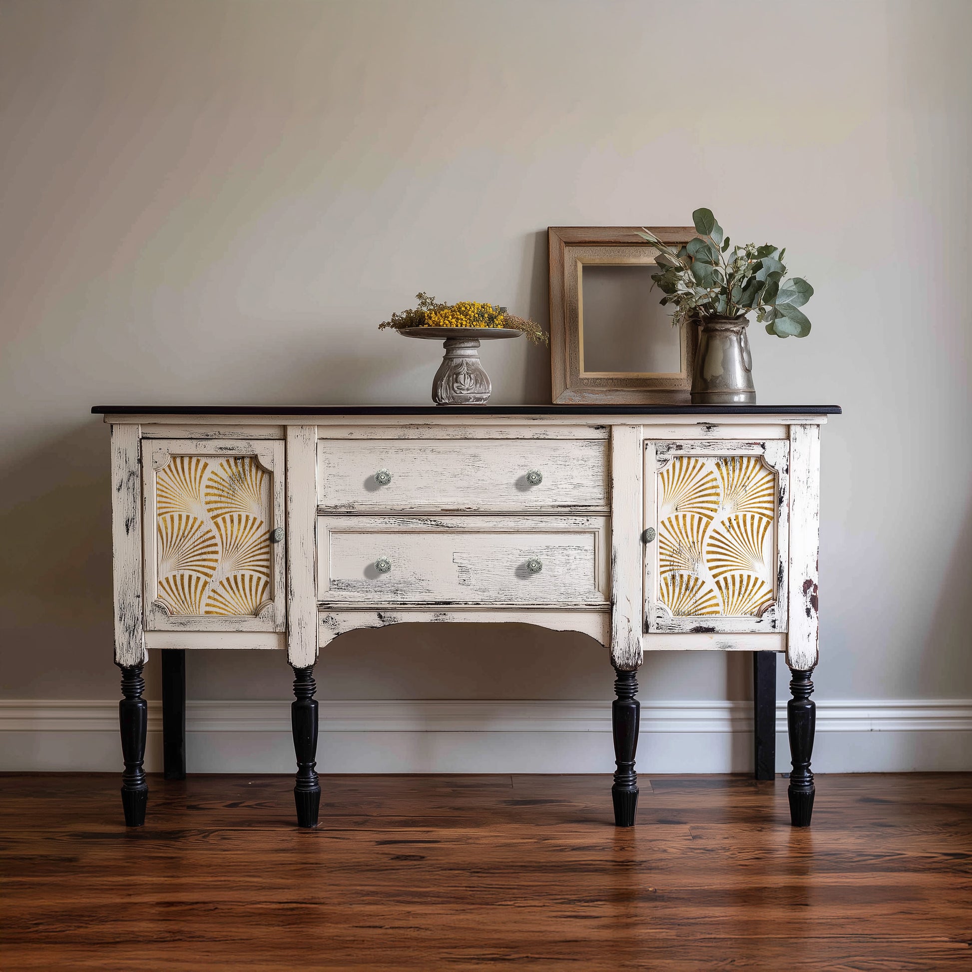 Transferencia Geo Wave Re-Design with Prima en aparador blanco envejecido con patas torneadas negras - abanicos dorados en puertas laterales, estilo shabby chic restaurado
