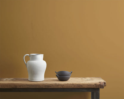 Pared en tono Carnaby Yellow con bote de pintura Wall Paint de Annie Sloan
