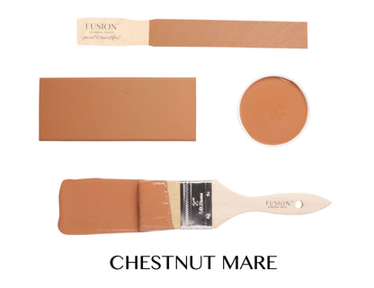 Muestra de color Fusion Mineral Paint Chestnut Mare con brocha, trazos y paleta de pintura caramelo cálido