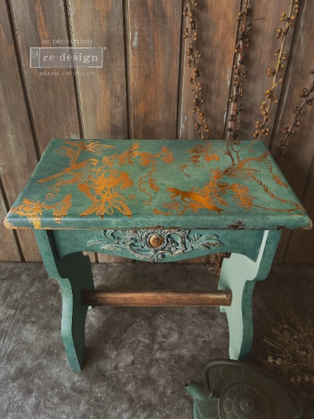 Transferencia decorativa Bird Watching Kacha en mesa auxiliar verde teal restaurada - motivos cobre con pájaros y botanicals en la tapa - Re-Design with Prima