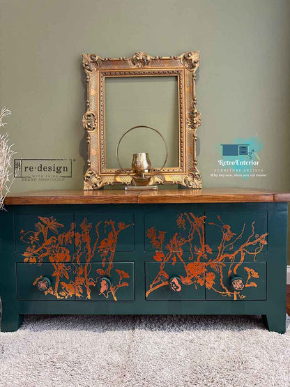 Transferencia decorativa Bird Watching Kacha en aparador verde oscuro restaurado - motivos cobre con flores y aves en cajones - Re-Design with Prima