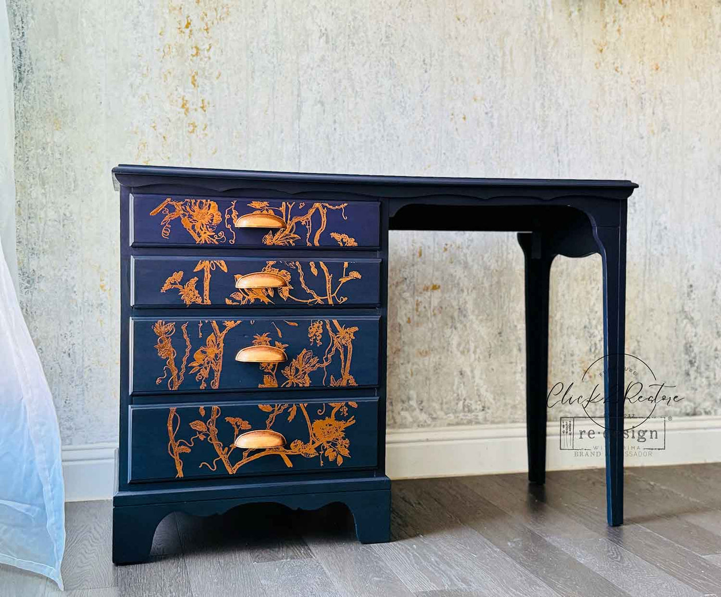 Transferencia decorativa Bird Watching Kacha en escritorio azul marino restaurado - motivos dorados cobre con flores y aves - Re-Design with Prima