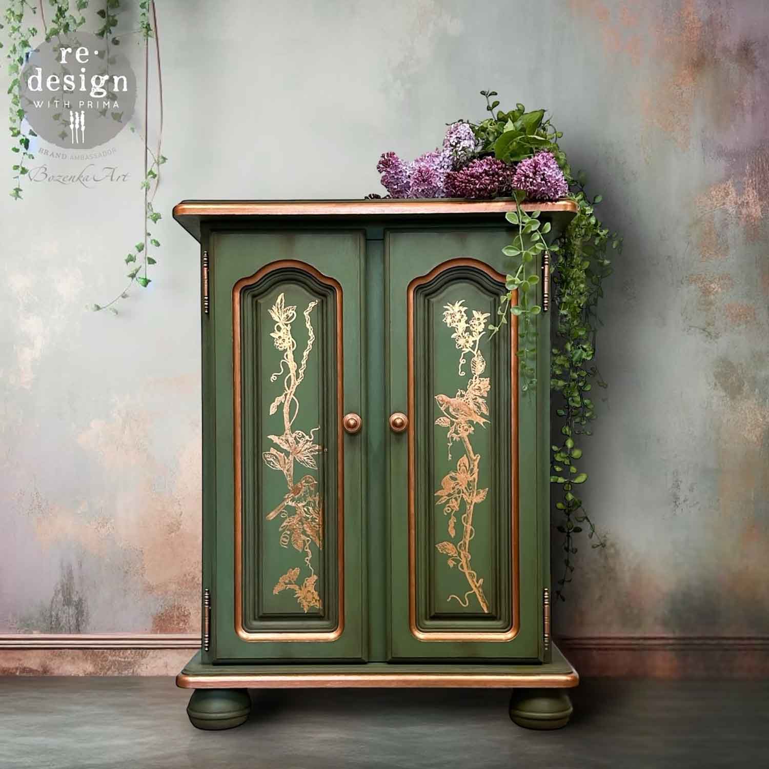 Transferencia decorativa Bird Watching Kacha en armario verde restaurado con detalles cobre - motivos botánicos y aves - Re-Design with Prima