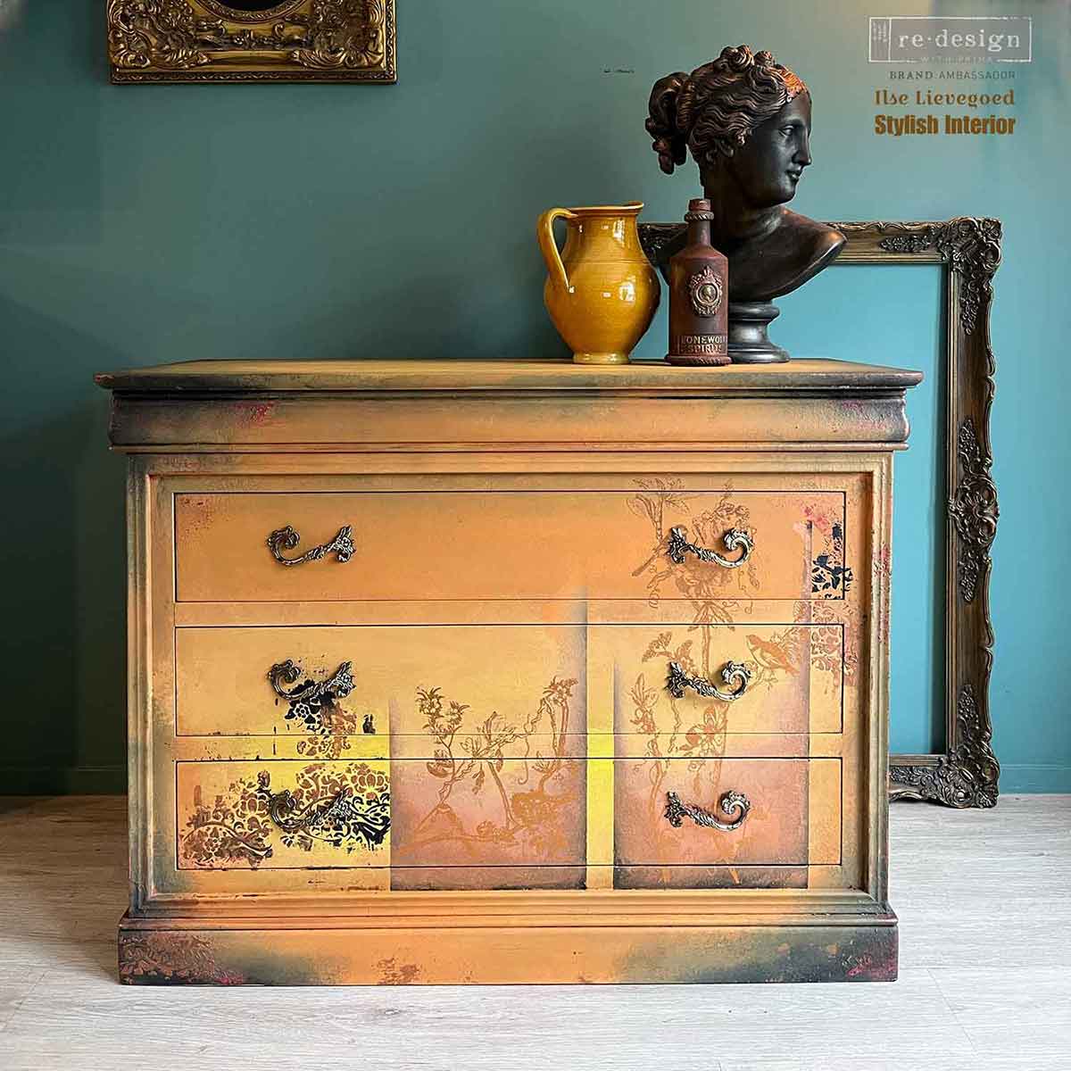 Transferencia decorativa Bird Watching Kacha en cómoda restaurada tono ocre y cobre - motivos chinoiserie con pájaros y botanicals - Re-Design with Prima