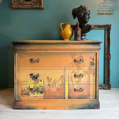Transferencia decorativa Bird Watching Kacha en cómoda restaurada tono ocre y cobre - motivos chinoiserie con pájaros y botanicals - Re-Design with Prima