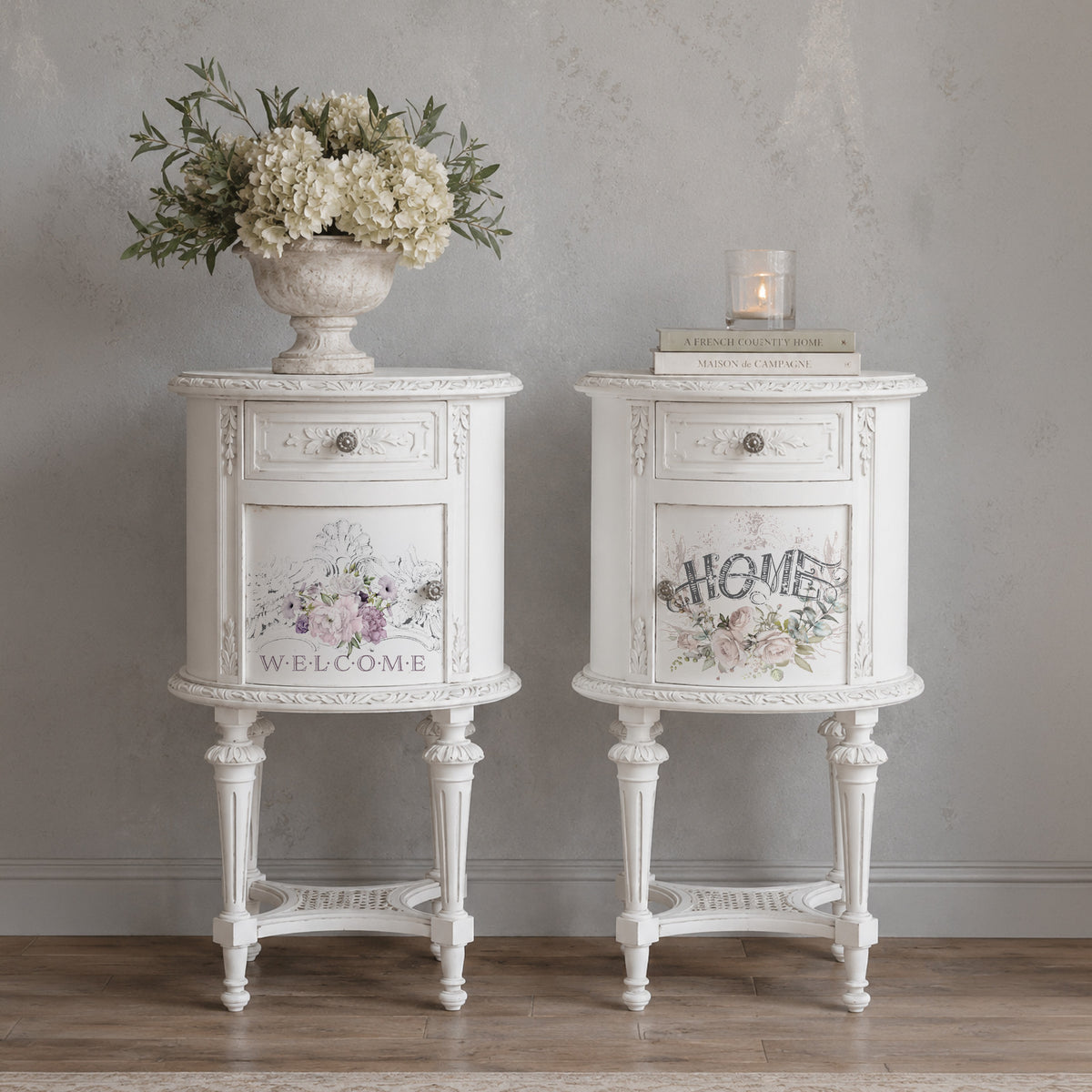 Transferencia decorativa Floral Home en mesitas de noche ovaladas blancas estilo Luis XVI - motivos florales pastel con texto Welcome y Home - Re-Design with Prima