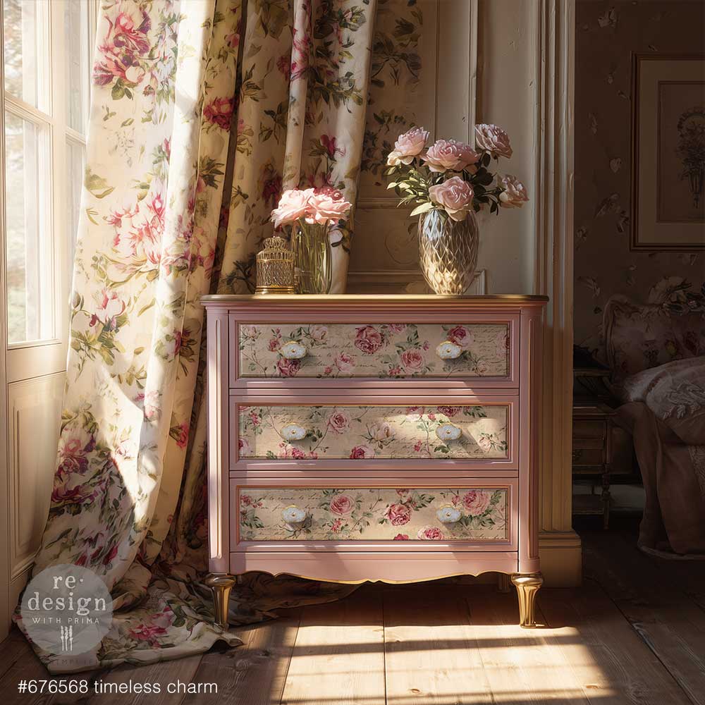 Papel decoupage Timeless Charm de Re-Design with Prima aplicado en cómoda rosa palo con patas doradas - rosas vintage y escritura envejecida en cajones con tiradores de porcelana - estilo romántico inglés restaurado
