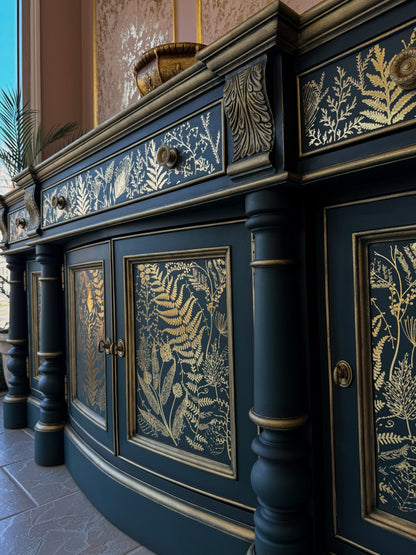 Transferencia Gold Foil Foliage Finesse Kacha en aparador negro estilo barroco con columnas torneadas - helechos y follaje dorado en cajones y puertas - Re-Design with Prima
