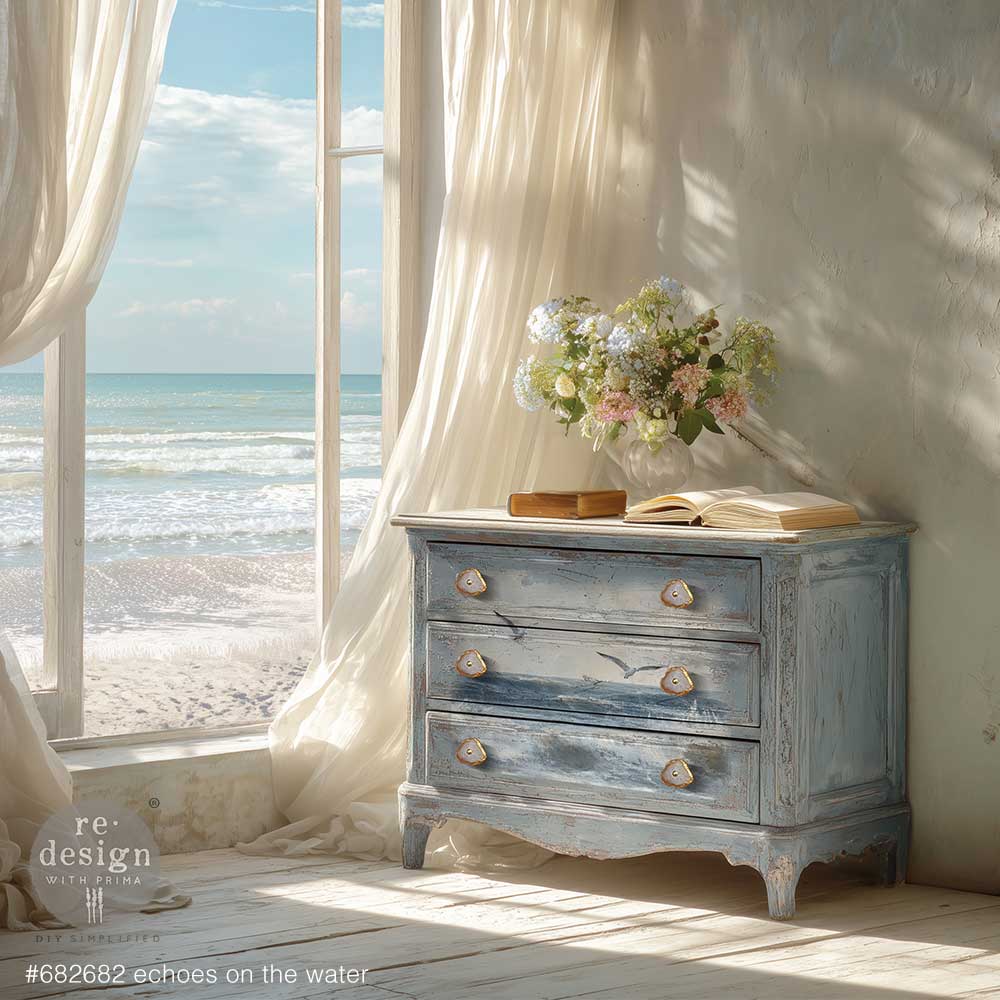 Papel decoupage Echoes On The Water de Re-Design with Prima aplicado en cómoda azul grisáceo envejecida con tiradores de piedra - ambiente costero con vistas al mar - Kacha

